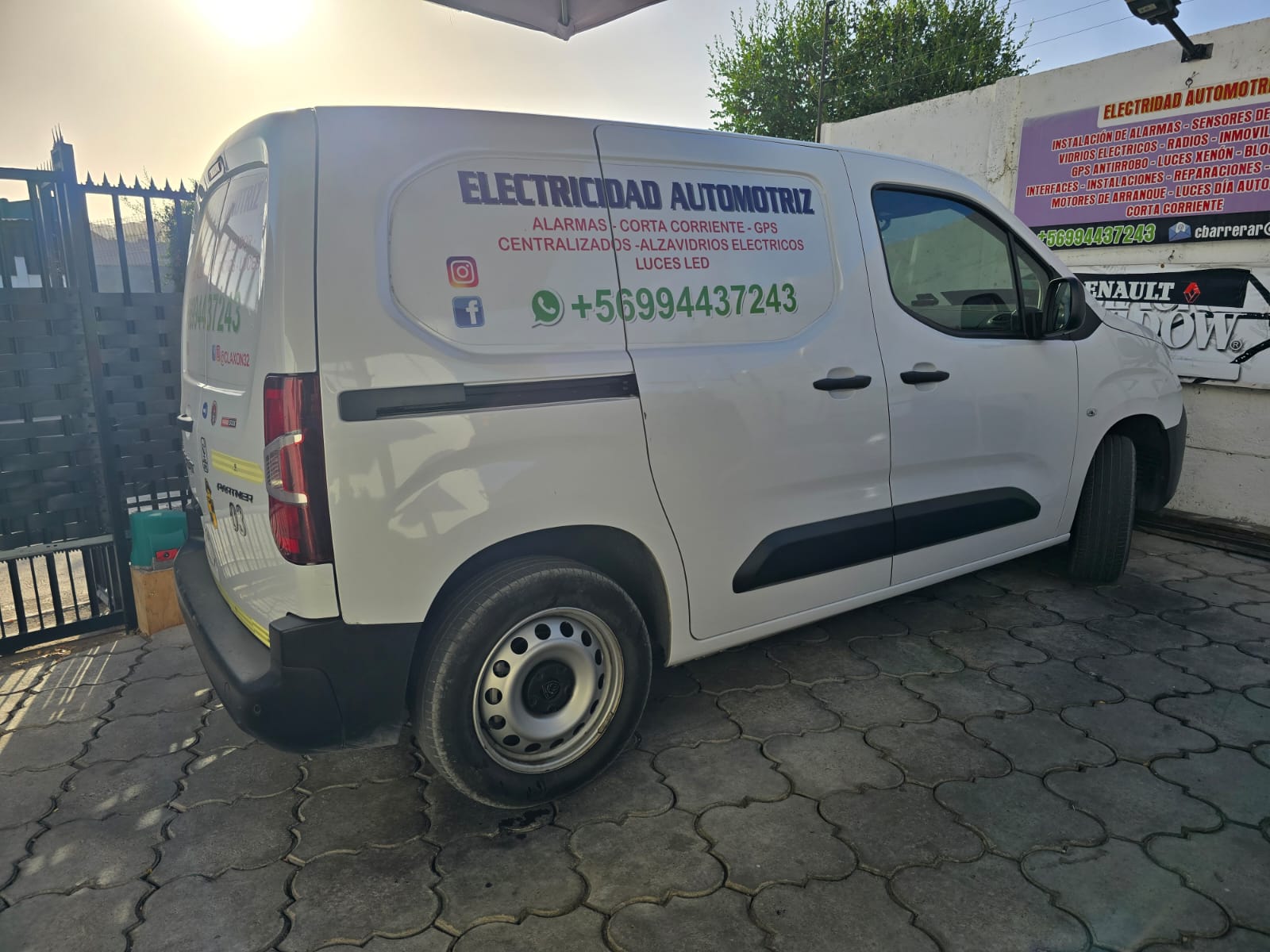 Vehiculo de servicio a domicilio CLAXON - Electricidad Automotriz