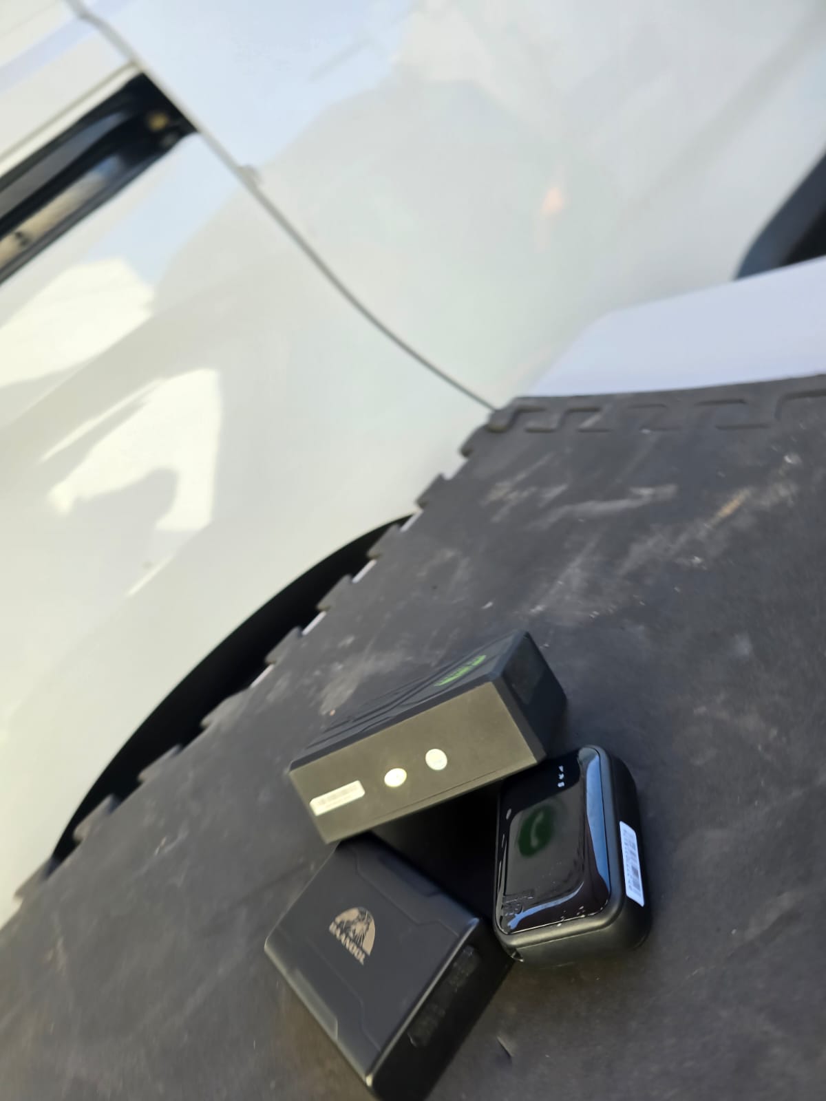 Dispositivos GPS tracker compactos e imantados