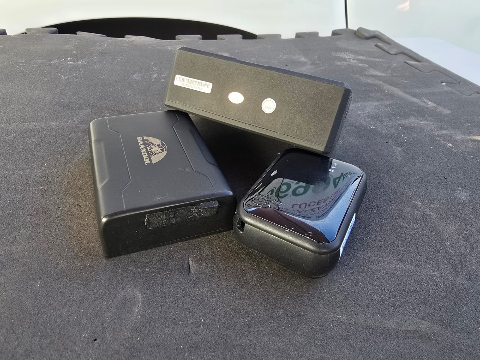 Variedad de equipos GPS tracker BAANOOL de distintos tamanos